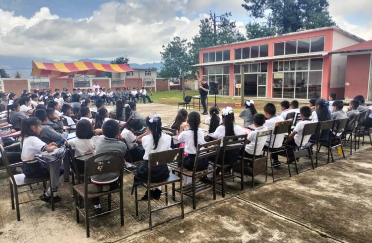 Más de 100 jóvenes de Chiconcuautla reciben conferencias sobre adicciones y acoso escolar