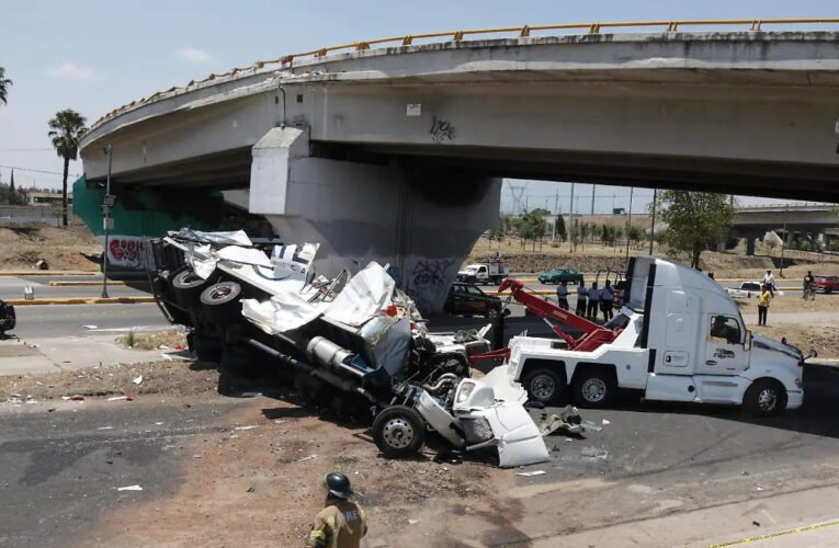 Tráiler cae del Periférico Ecológico a la federal Puebla–Tehuacán; dos personas resultan heridas