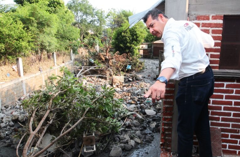 Gobernador Armenta supervisa daños en Tepeojuma e Izúcar y entrega apoyos a familias afectadas