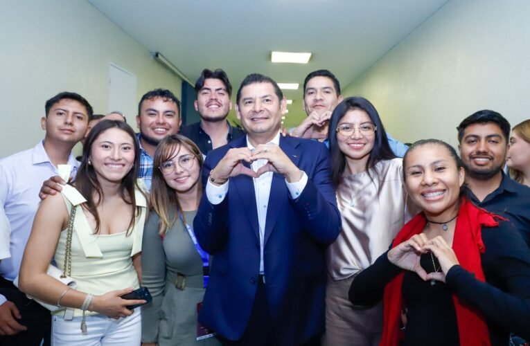 Becas de Conectividad llegan a Teziutlán; jóvenes agradecen acceso a internet y educación digital