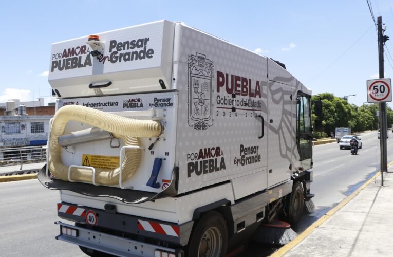 Gobierno de Puebla limpia siete avenidas principales de la capital con barredoras mecánicas