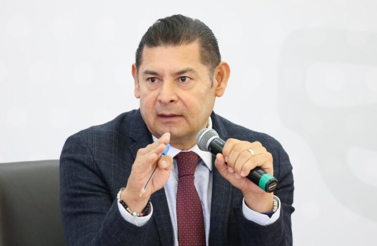 Estacionamientos de estadios en Puebla seguirán sin cobro: Alejandro Armenta