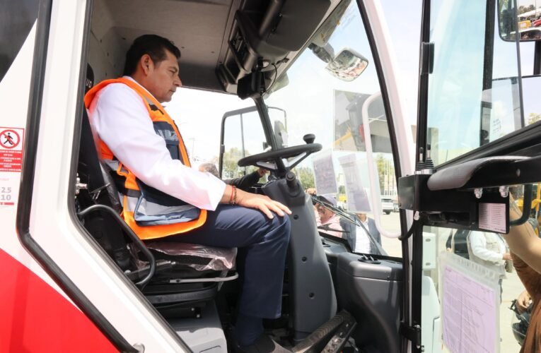 Gobierno de Puebla dignifica vialidades con barredoras mecánicas en Cholula y la capital