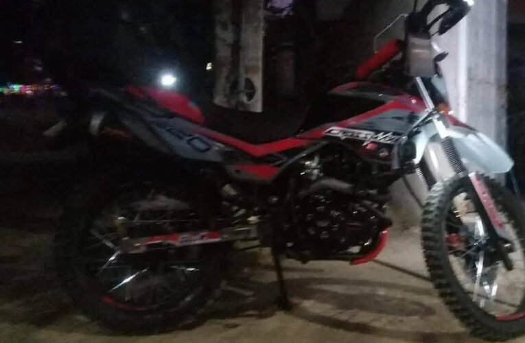 Joven desaparecido en Acatlán apareció sin vida; su motocicleta estaba sobre el cuerpo