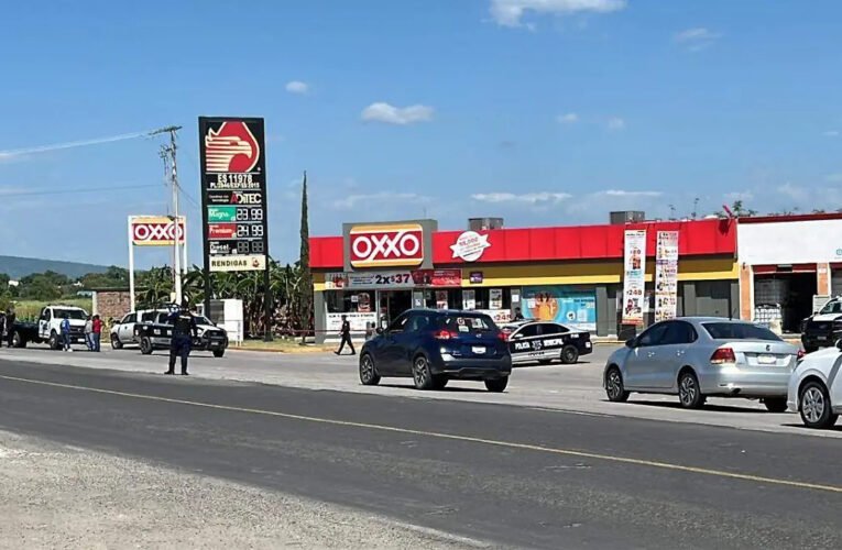 Pareja es atacada a balazos en carretera Izúcar–Atencingo; se refugian en tienda Oxxo