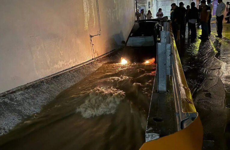 Lluvia arrastra dos autos en Acatlán; rescatan con vida a los conductores