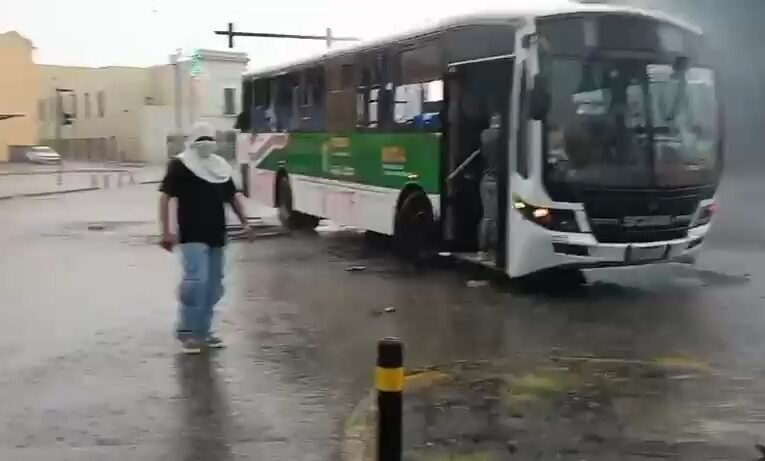Queman unidades de Ruta durante protesta en Puebla