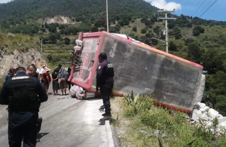 Accidente en Tehuacán: camión refresquero se vuelca tras falla mecánica