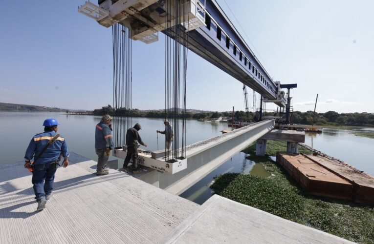 CON EQUIPO ESPECIALIZADO, GOBIERNO ESTATAL AVANZA EN CONECTAR 7 MUNICIPIOS CON PUENTE LA PANGA