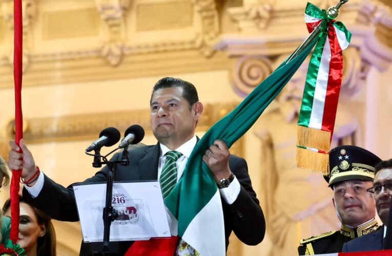 GOBERNADOR ARMENTA MIER HONRA A HEROÍNAS Y MADRES BUSCADORAS EN EL GRITO DE INDEPENDENCIA